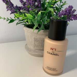 CHANEL RED CAMELIA REVITALIZING FOUNDATION B10